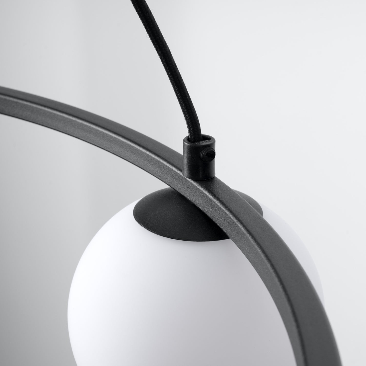 Lustre Yoli 3 anneau boules opale acier noir G9 sous un autre angle