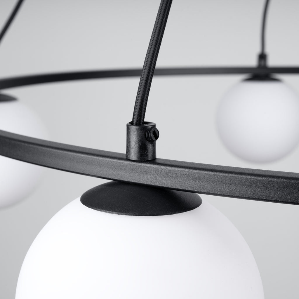 Lustre Yoli 5 anneau boules opale acier noir G9 sous un autre angle