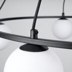 Lustre Yoli 5 anneau boules opale acier noir G9 sous un autre angle