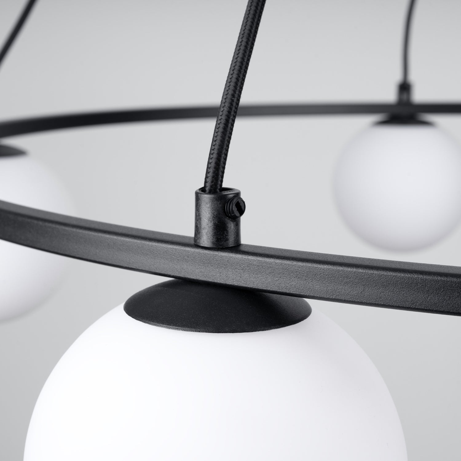 Lustre Yoli 5 anneau boules opale acier noir G9 sous un autre angle
