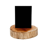 Marque-place en rondin de teck vu de face avec un carton noir glissé dans sa fente