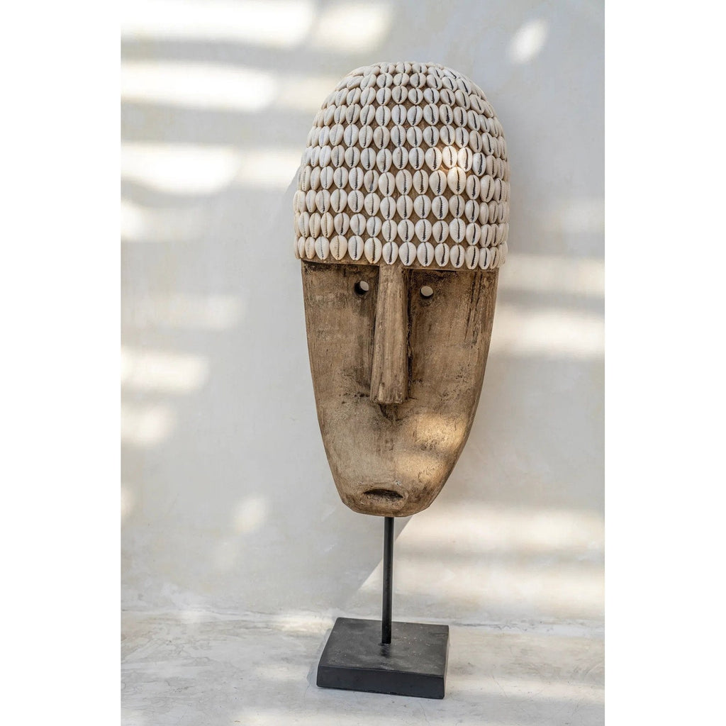 Masque Cowrie en bois et cauris sur socle 50 cm en situation