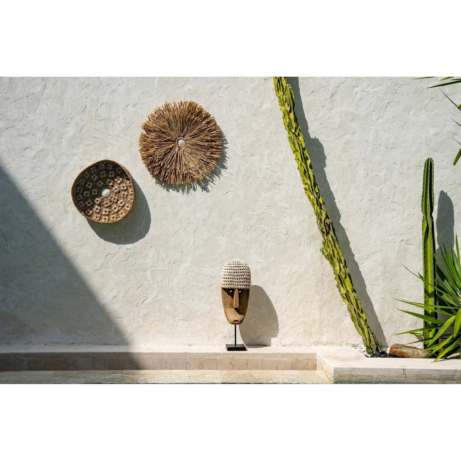 Masque Cowrie en bois et cauris sur socle 50 cm, vue 3