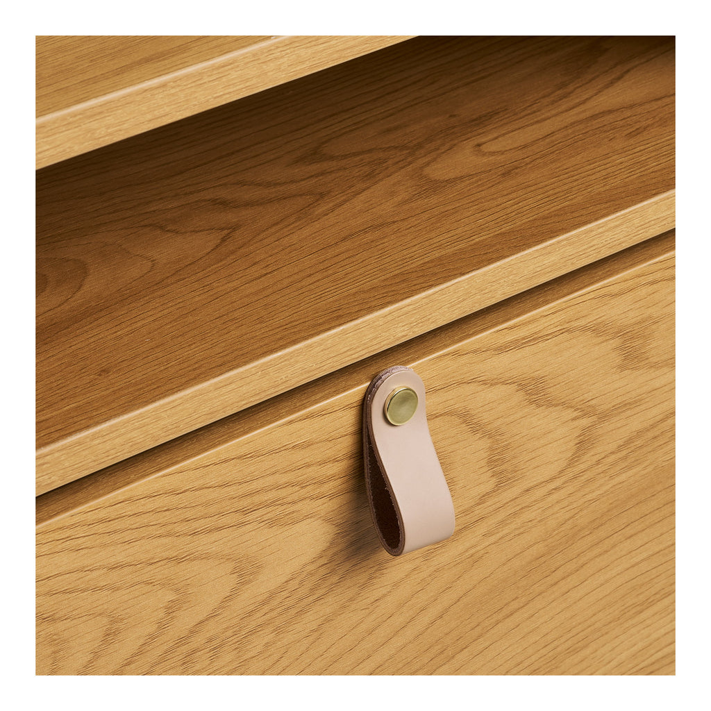 Gros plan passant cuir naturel rivet laiton meuble chaussures Barco décor chêne