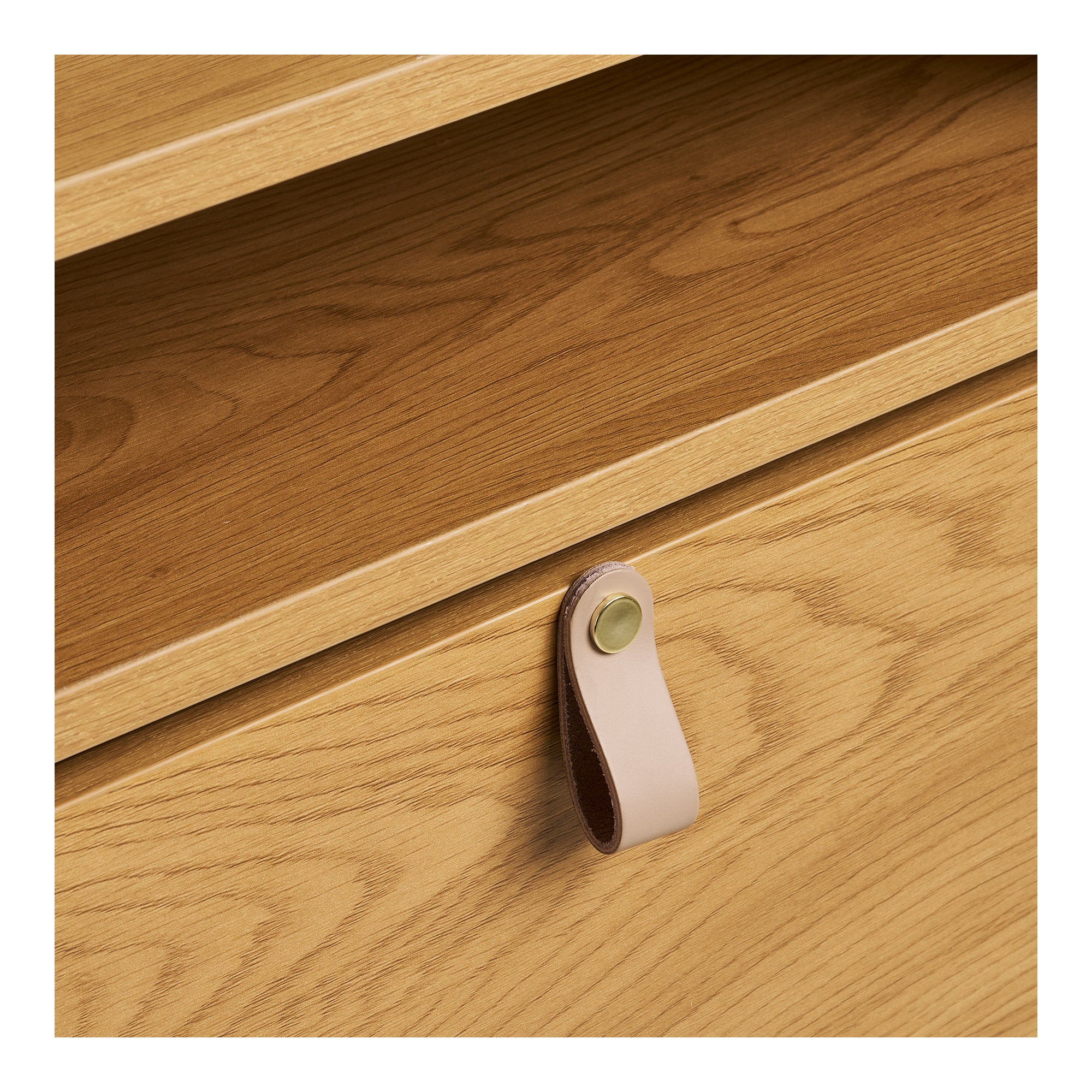 Gros plan passant cuir naturel rivet laiton meuble chaussures Barco décor chêne