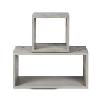 Meuble d'appoint Dice en béton gris naturel avec le petit module empilé sur le grand sur fond blanc