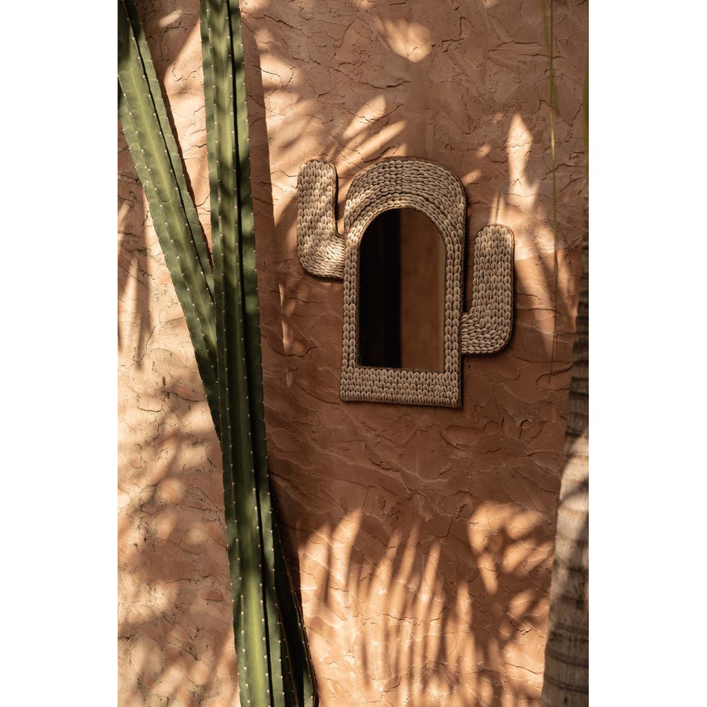 Miroir Cactus en coquillages blancs en situation