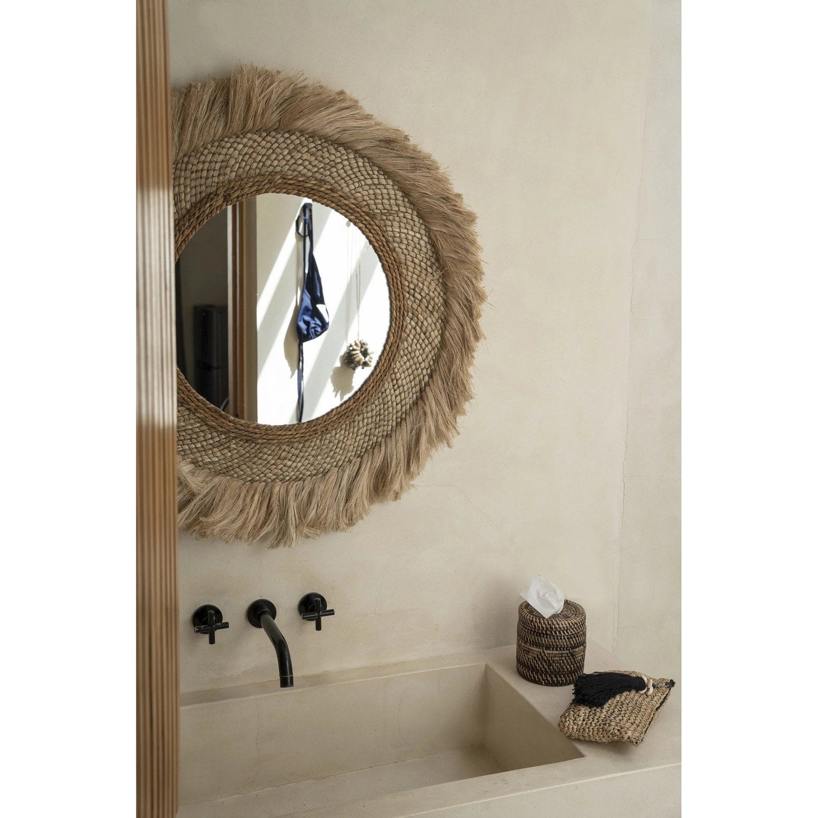 Miroir Capri rond en herbe naturelle en situation