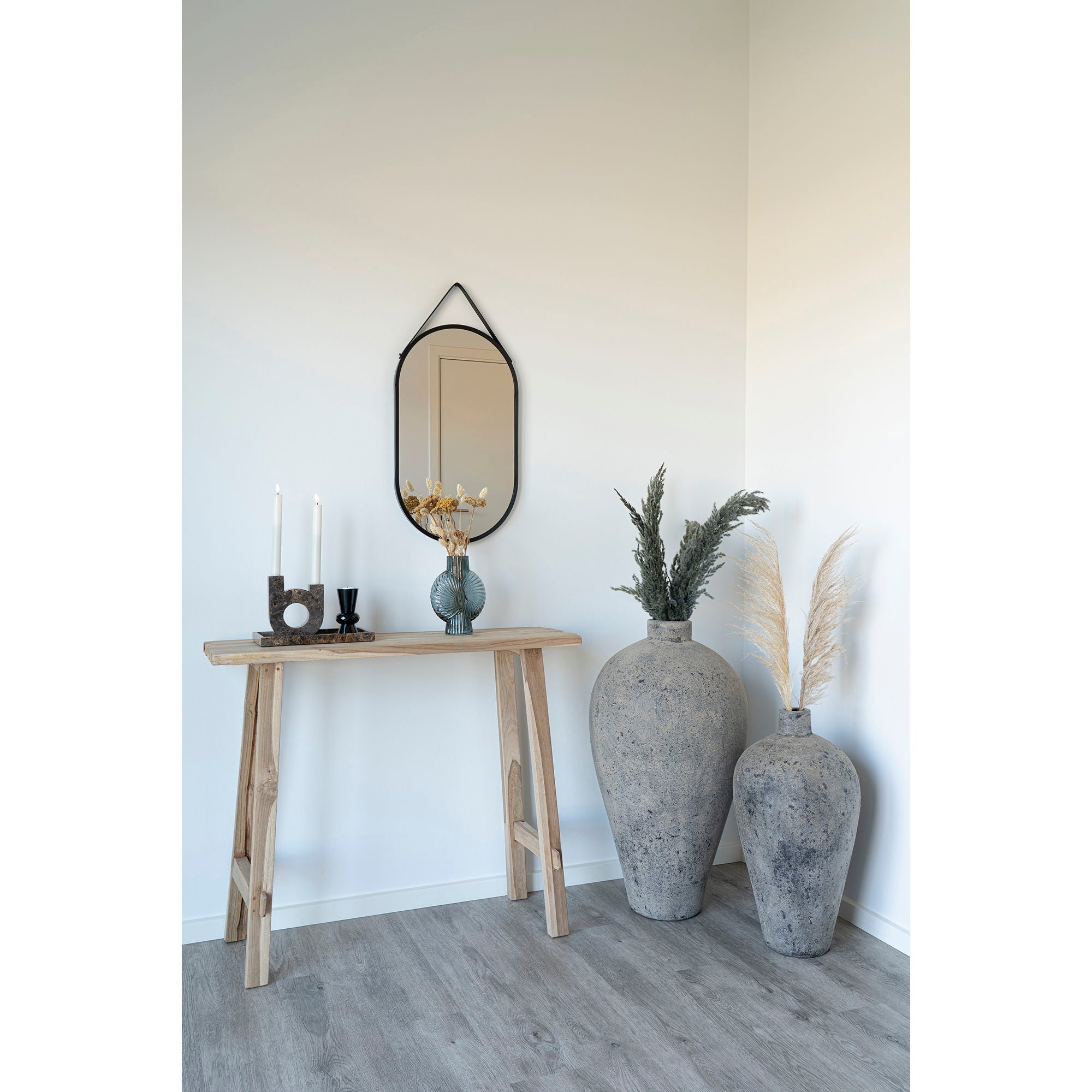 Miroir Trapani noir sangle au mur dans une entrée avec console bois brut