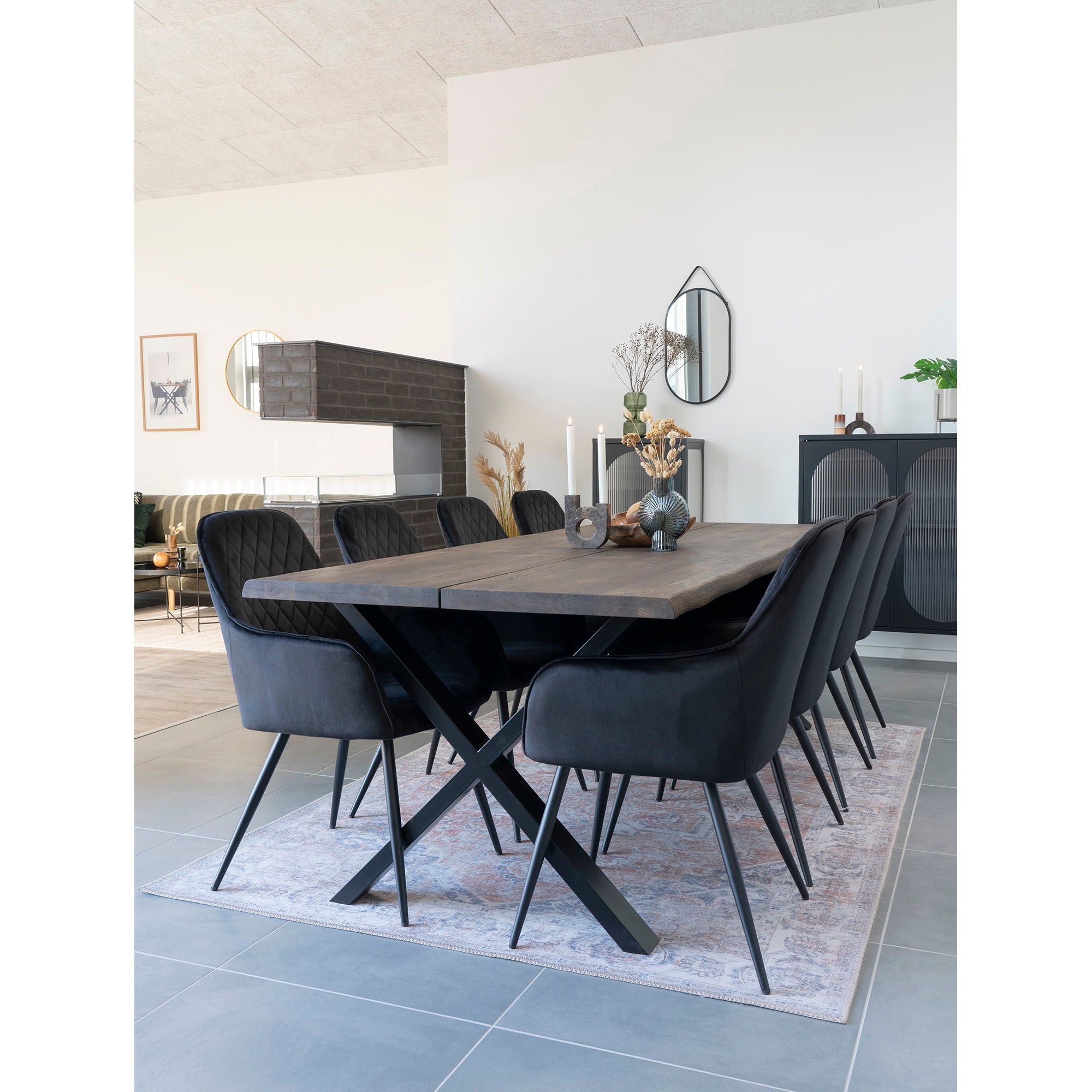 Miroir Trapani cadre noir sangle dans une salle à manger style contemporain sombre