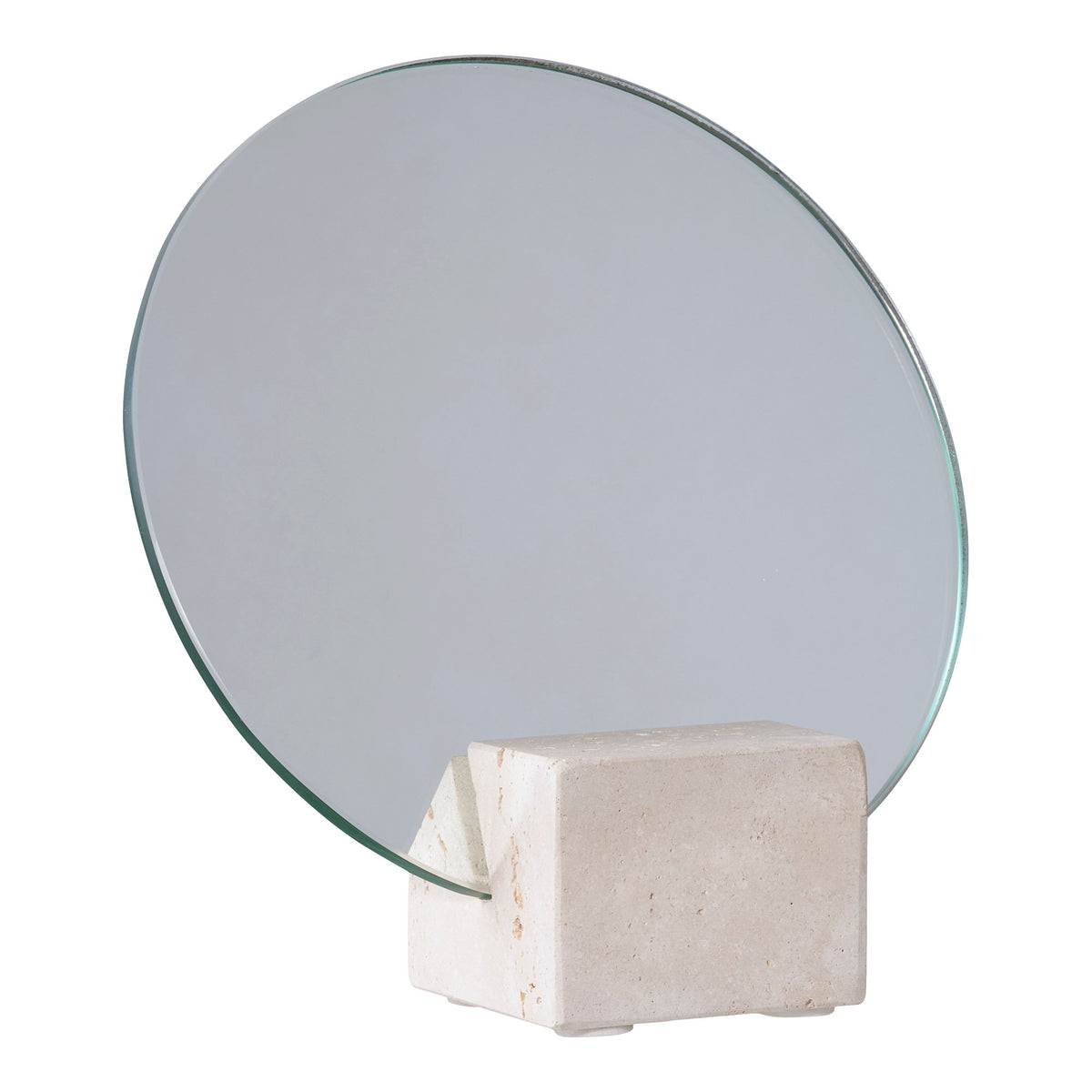 Miroir de table rond sans cadre vu de trois quarts glissé dans la fente d'un socle en travertin naturel