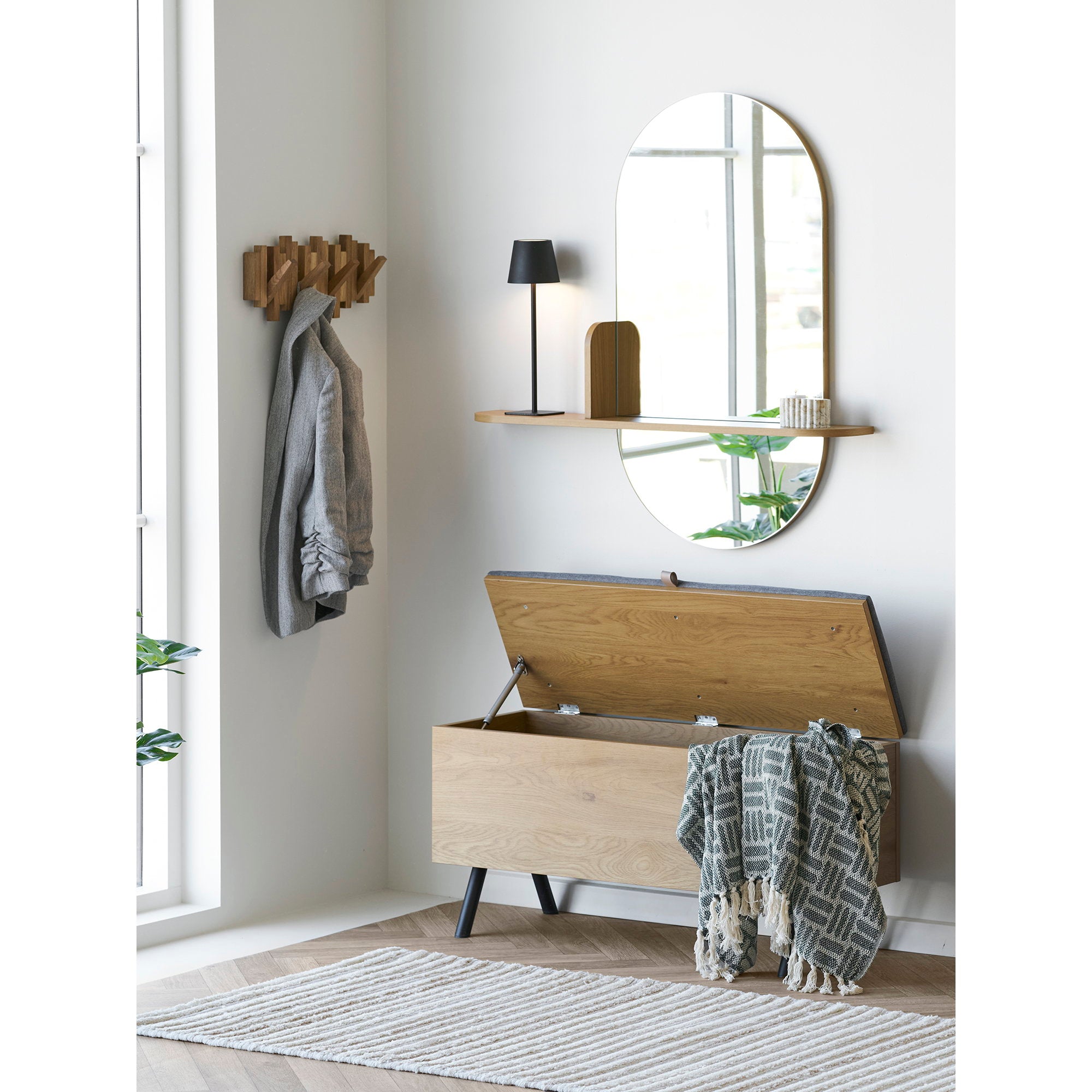 Miroir Barco avec étagère dans une entrée scandinave coffre bois ouvert