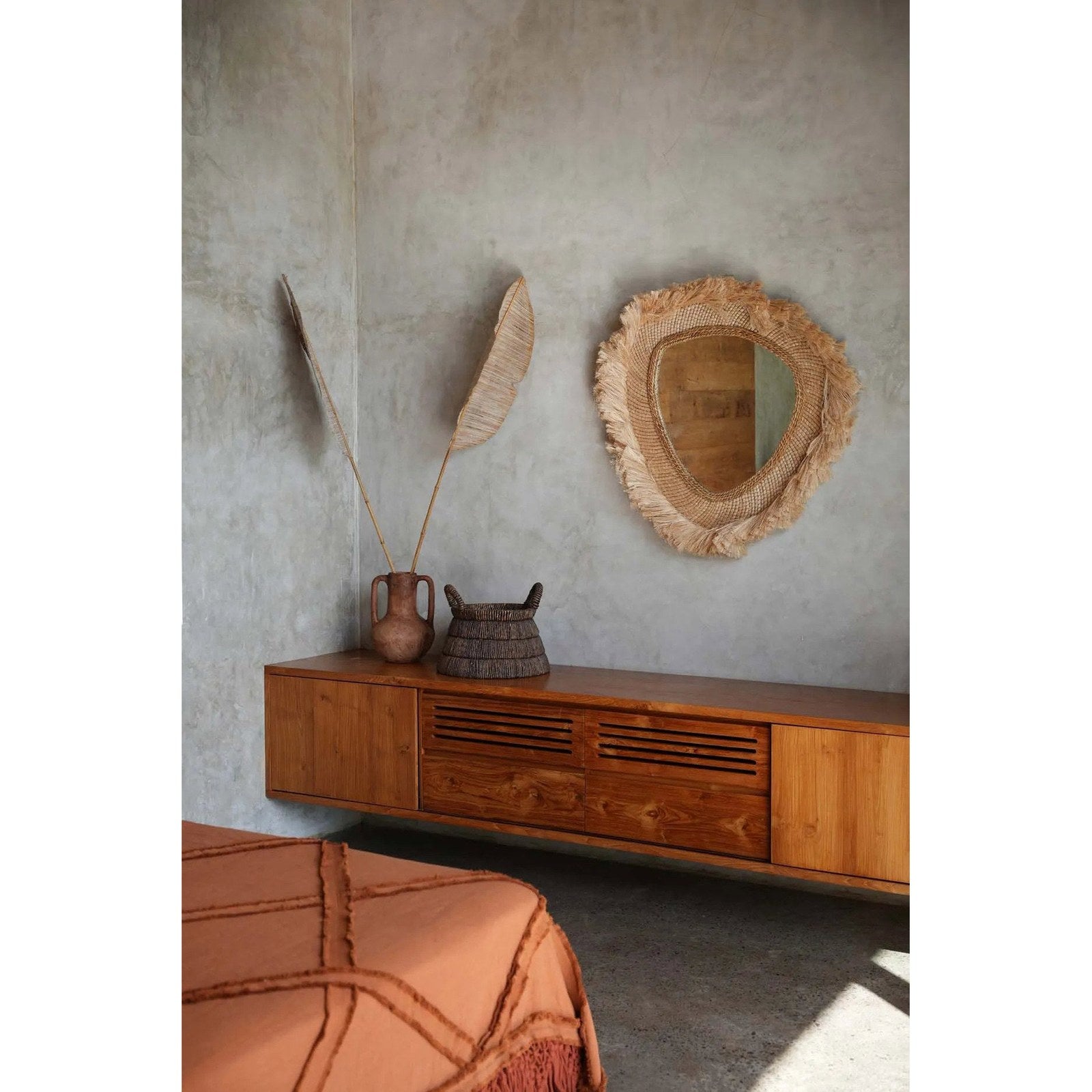 Miroir La Contessa rond en herbe d'abaca en situation