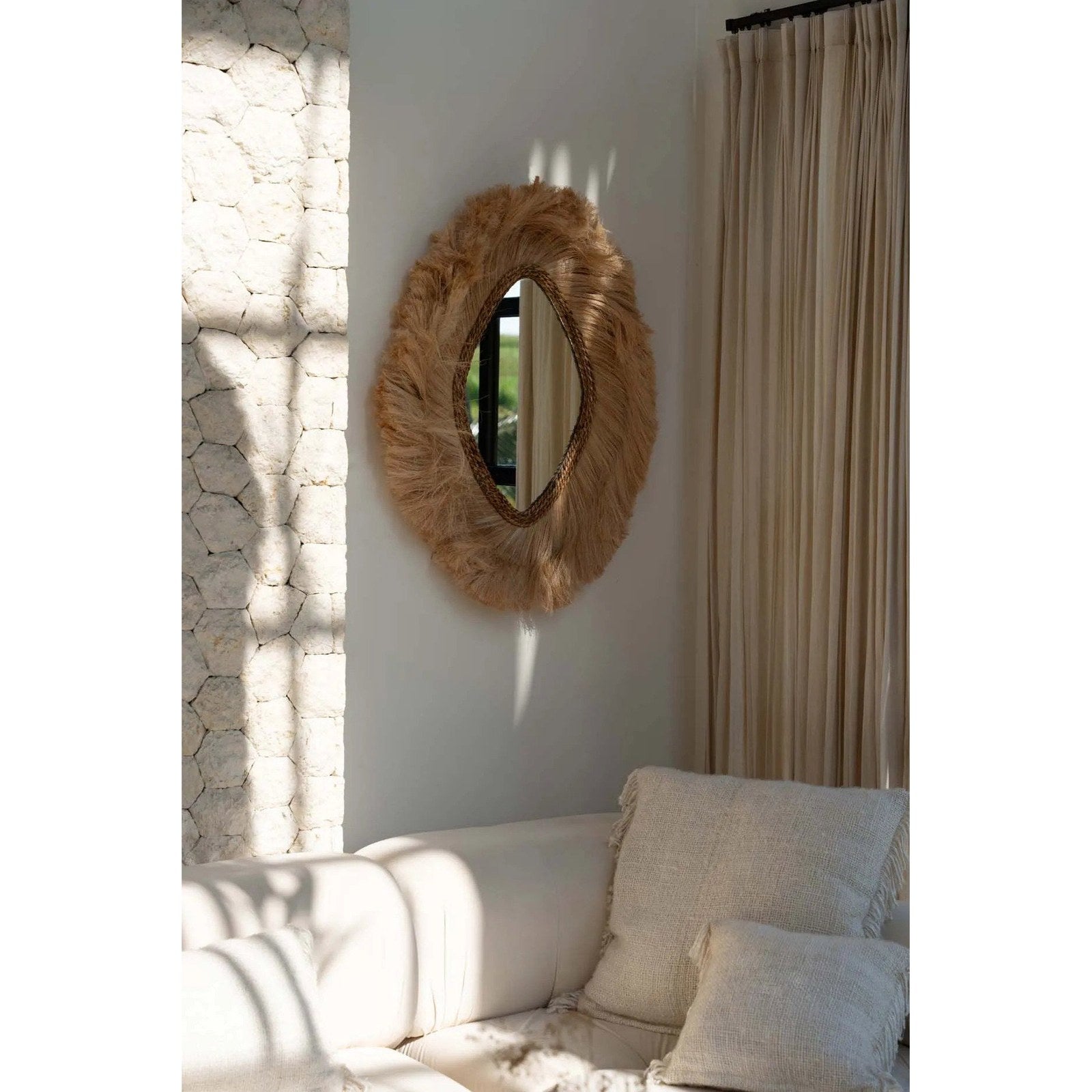 Miroir La Duchessa ovale en herbe d'abaca en situation