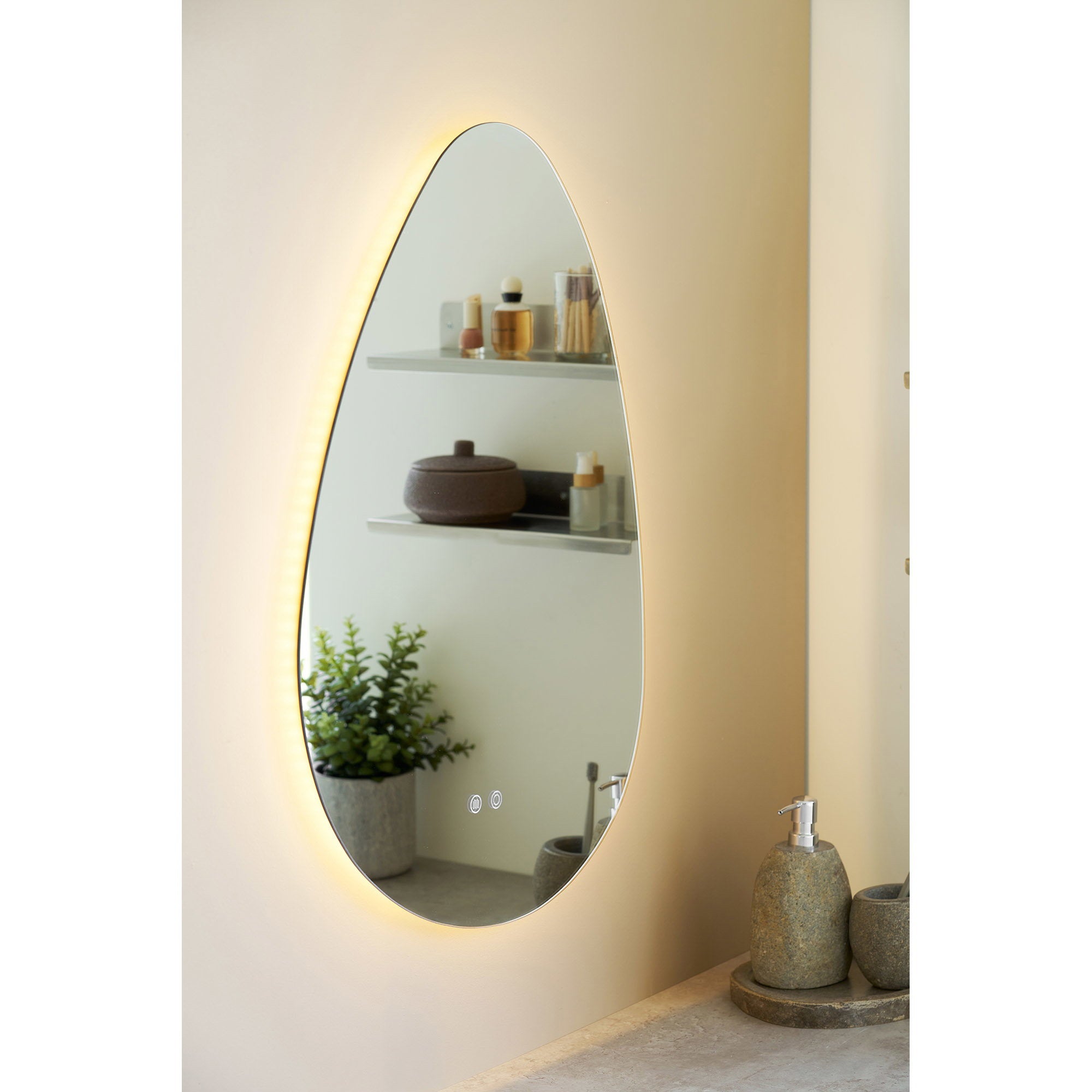 Miroir lumineux Kiama LED organique 58x80 en situation
