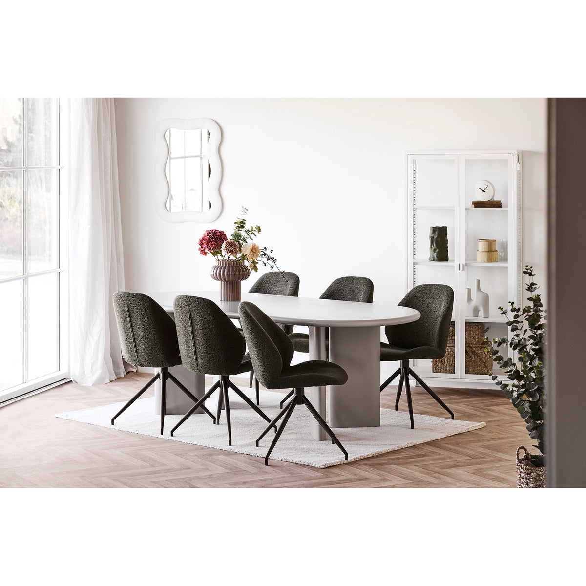 Miroir Bosaro blanc à la verticale au mur d'une salle à manger avec chaises pivotantes vert foncé