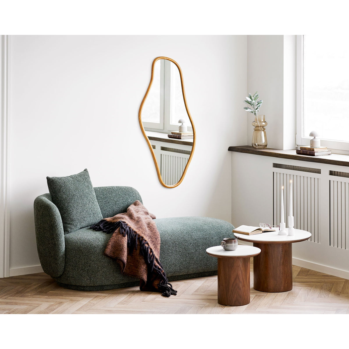 Miroir Brandsby en pin naturel accroché au-dessus d'une méridienne verte près de deux tables d'appoint rondes