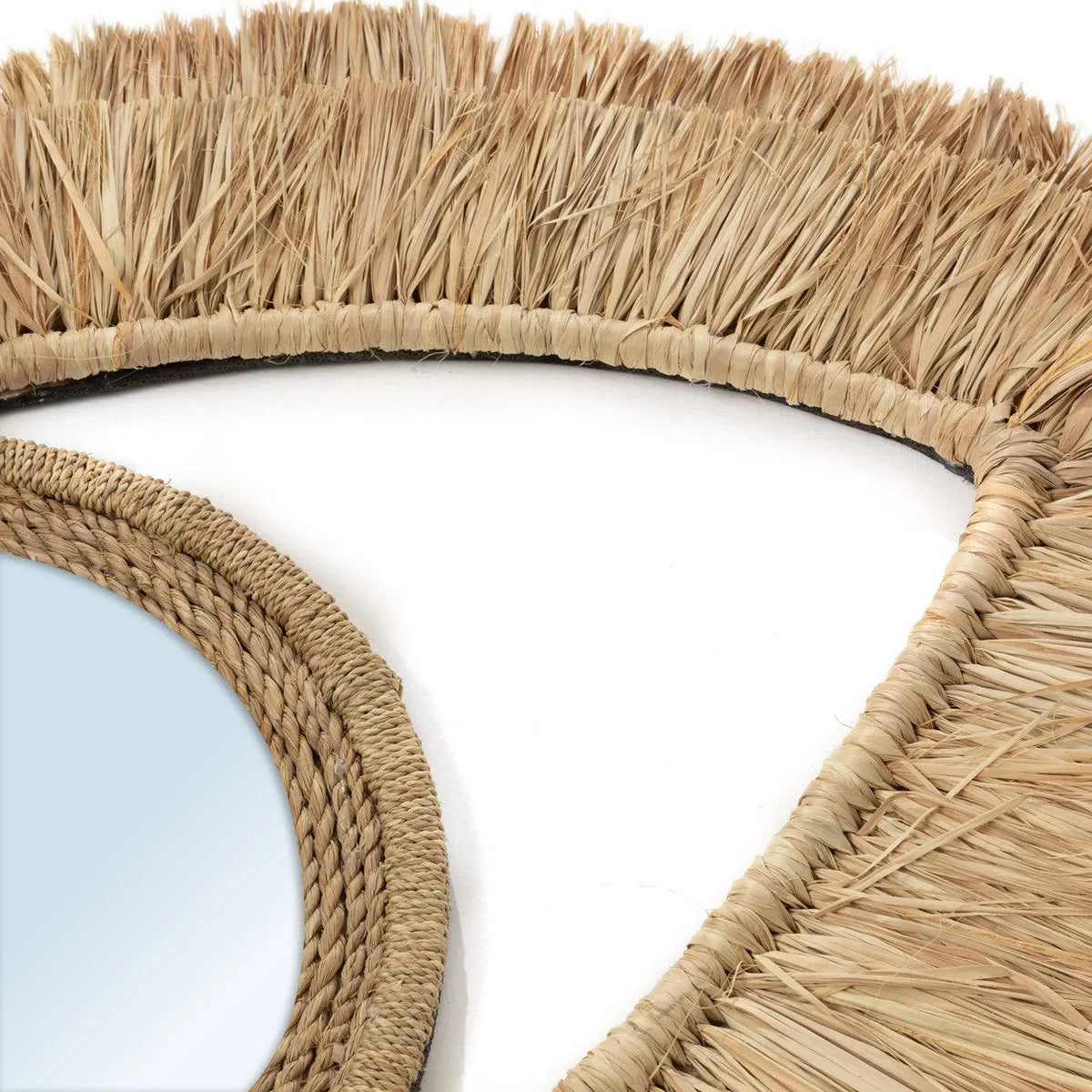 Détail de la frange de raphia et de la tresse qui cercle le miroir rond du Raffia Eye