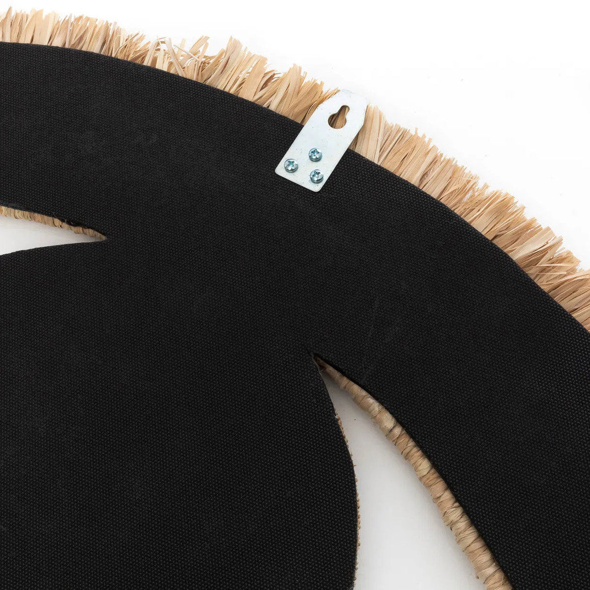Dos du miroir Raffia Eye habillé de toile noire avec sa patte d'accroche métallique