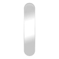 Miroir mural Hennetved en forme de capsule avec son cadre fin en aluminium argenté sur fond blanc