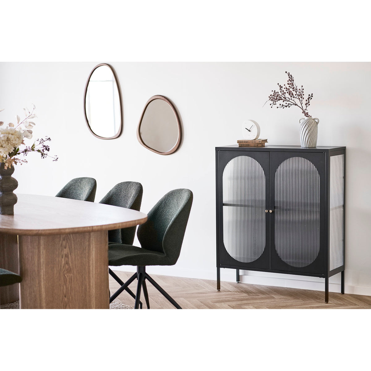 Miroirs Luxon décor noyer formats 38 x 64 cm et 44 x 47 cm près d'une vitrine noire à portes cannelées