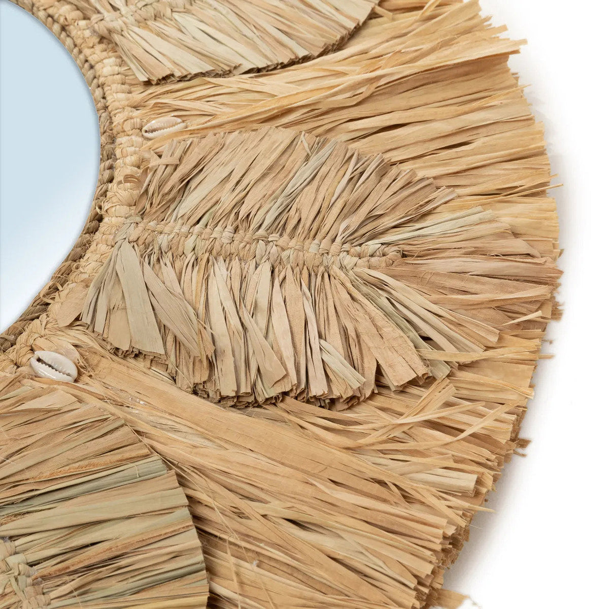 Détail des feuilles et des franges en raphia et de coquillages cauris du miroir Palm Tree