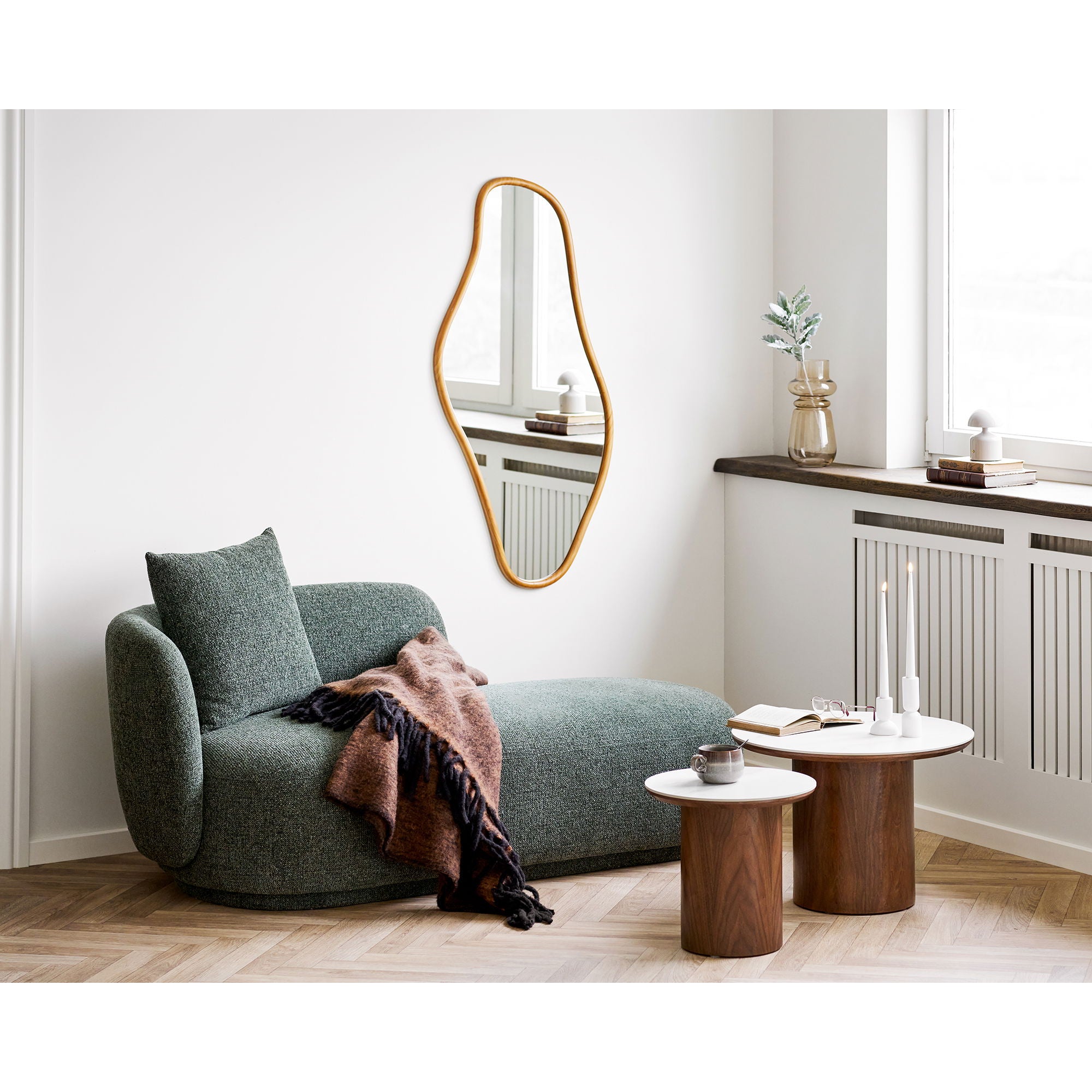 Miroir Brandsby pin naturel en situation salon avec canapé vert tables basses rondes