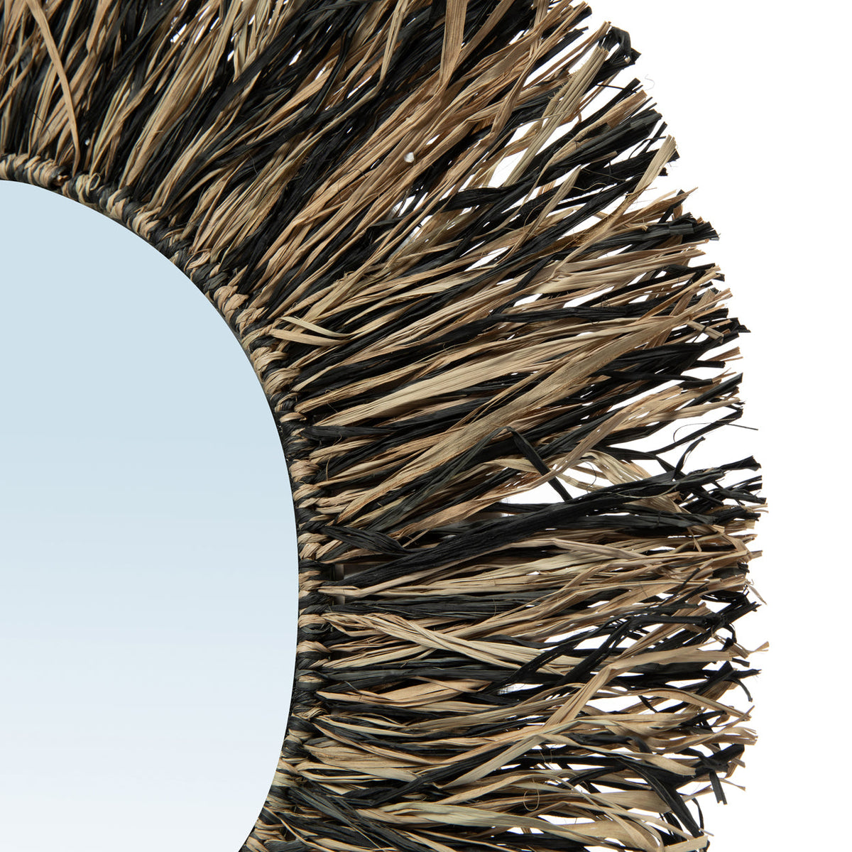Détail des franges en raphia naturel et noir autour de la glace du miroir Raffia Fringe
