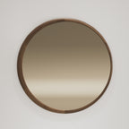 Miroir rond Luna de 120 cm au cadre en noyer accroché au mur
