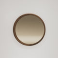 Miroir rond Luna de 90 cm au cadre en noyer accroché au mur