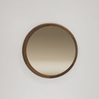Miroir rond Luna de 90 cm au cadre en noyer accroché au mur