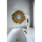Miroir Mufasa en herbe naturelle vu de plus près au-dessus d'une baignoire et de trois vases