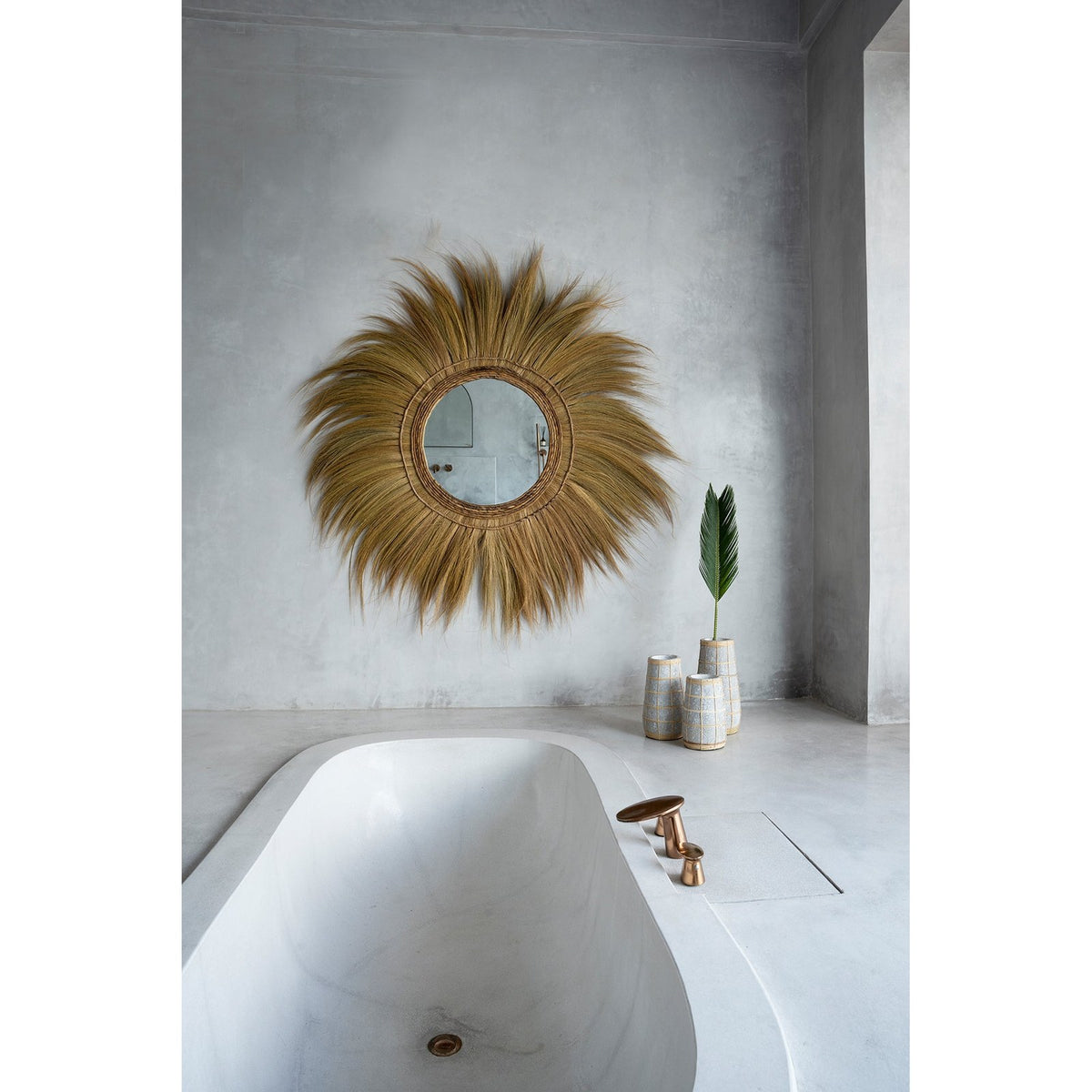 Miroir Mufasa en herbe naturelle vu de plus près au-dessus d'une baignoire et de trois vases