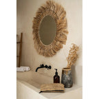 Miroir Pretty Blonde en herbe vu de trois quarts au-dessus d'un lavabo avec vase et bouquet séché