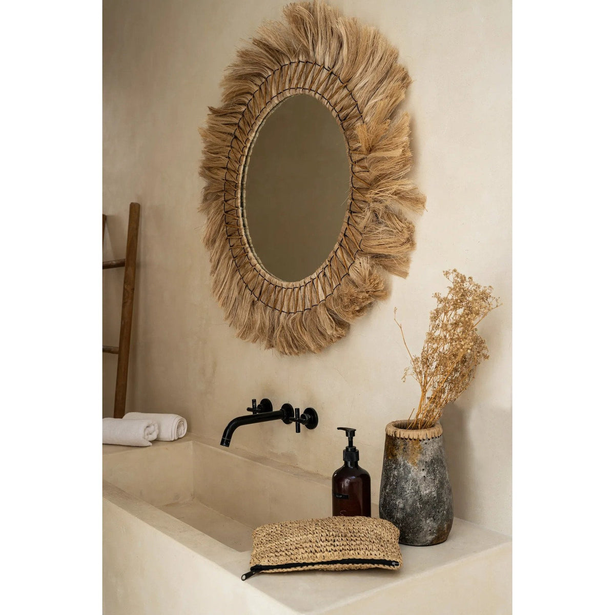 Miroir Pretty Blonde en herbe vu de trois quarts au-dessus d'un lavabo avec vase et bouquet séché