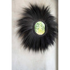 Miroir Simba en herbe rayung noire sur un mur gris reflétant de hautes herbes vertes