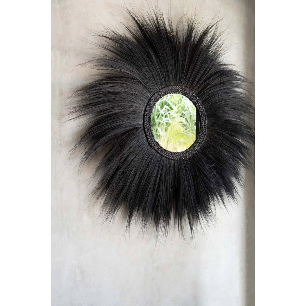 Miroir Simba en herbe rayung noire sur un mur gris reflétant de hautes herbes vertes