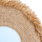 Détail du raphia tissé en rangs serrés et de la frange du miroir Yema