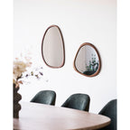 Gros plan duo miroirs Luxon noyer petit et grand formats salle à manger chaises boucle