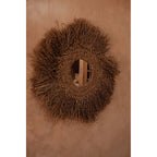 Miroir Early Monday sur un mur enduit terracotta reflétant une porte en bois