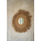 Miroir Early Monday vu de trois quarts dans une niche en enduit clair