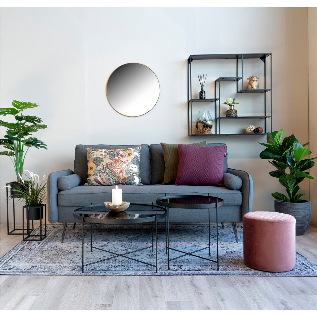Miroir Jersey rond laiton au mur dans un salon gris style contemporain