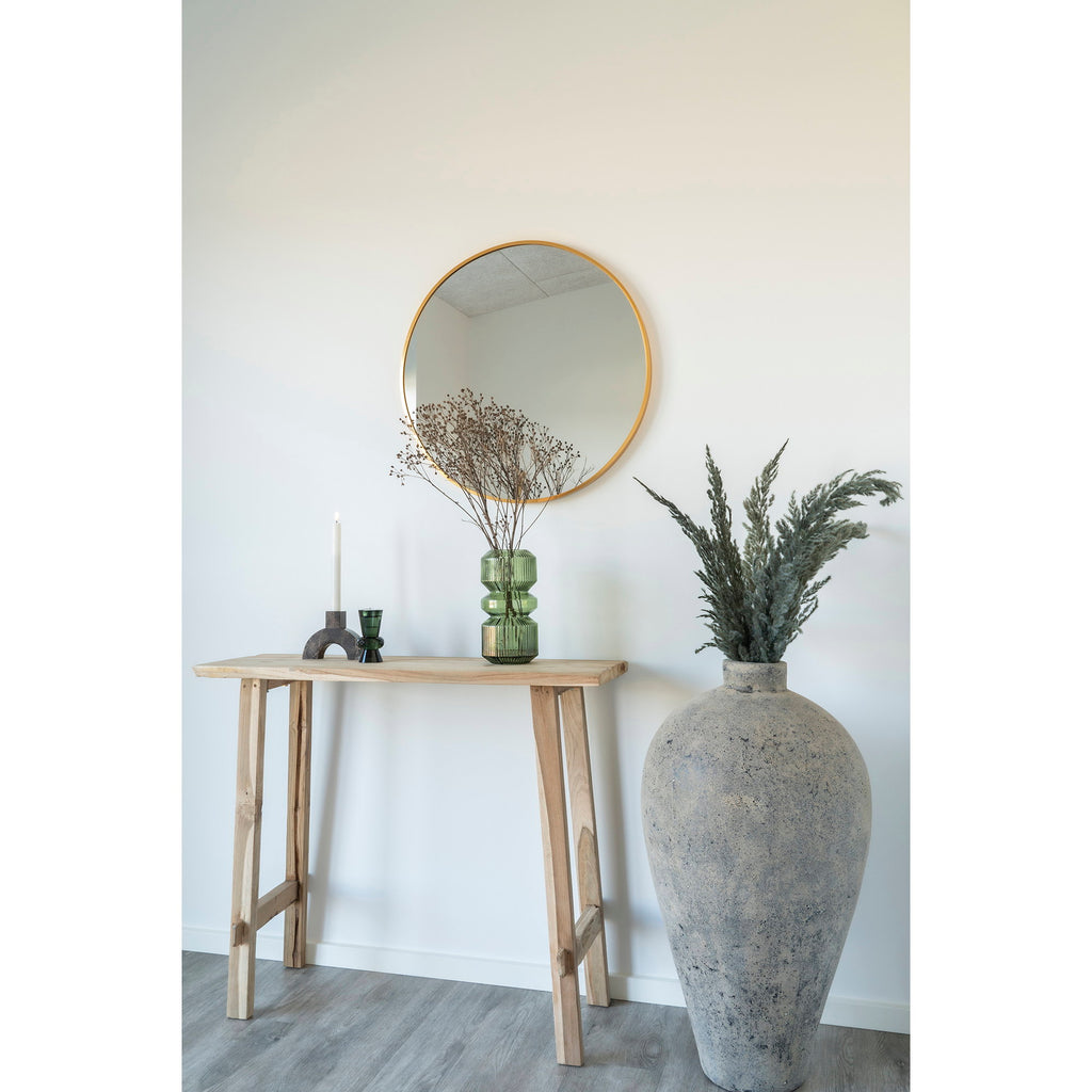 Miroir Madrid rond laiton au-dessus d'une console bois brut entrée Wabi-sabi