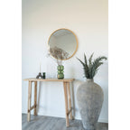 Miroir Madrid rond laiton au-dessus d'une console bois brut entrée Wabi-sabi