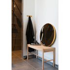 Miroir Madrid rond cadre laiton dans une salle de bain style nordique