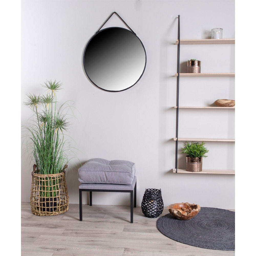 Miroir Trapani rond noir sangle au mur dans un salon avec étagère bois style industriel