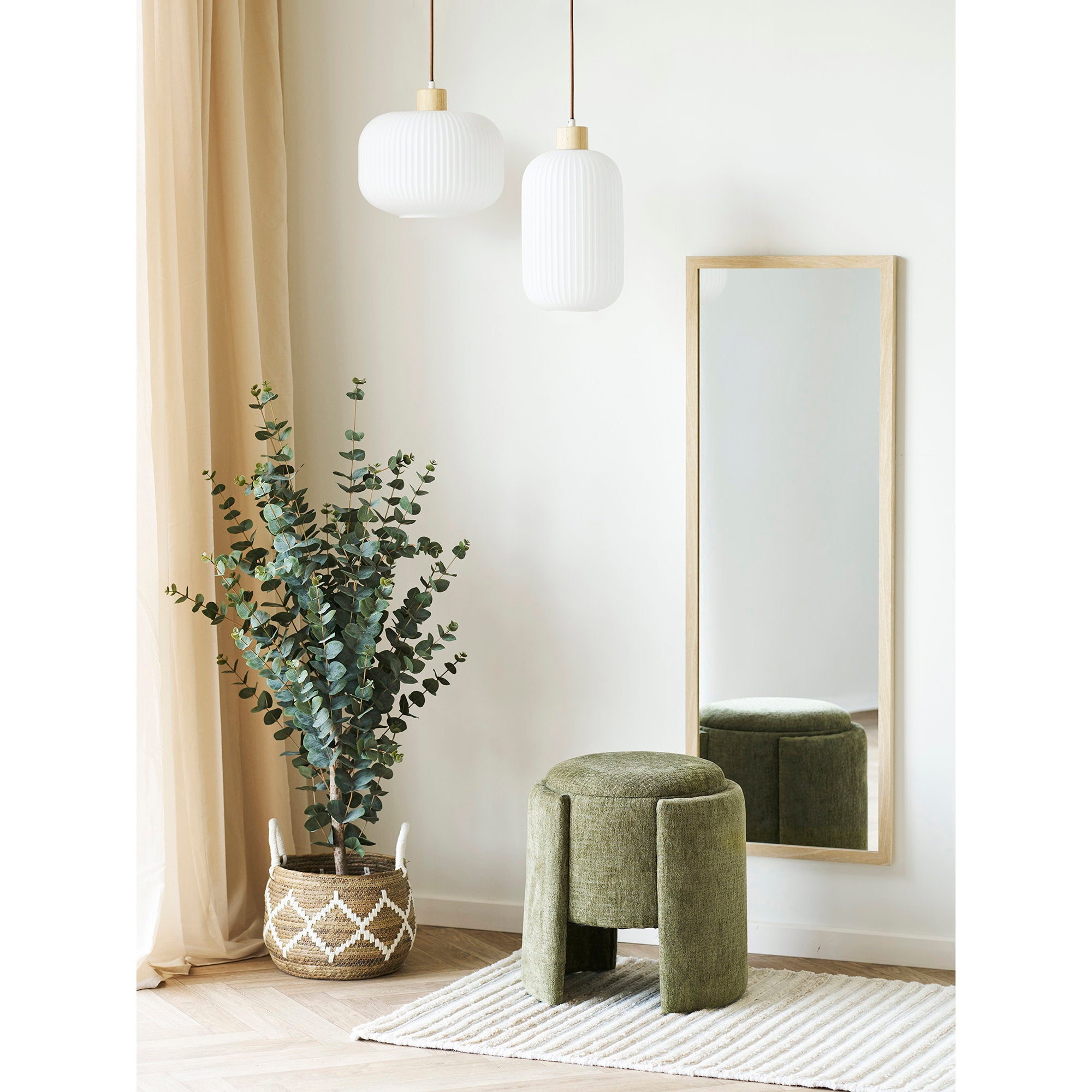 Miroir Scottsdale cadre bois naturel dans une chambre avec pouf vert style scandinave