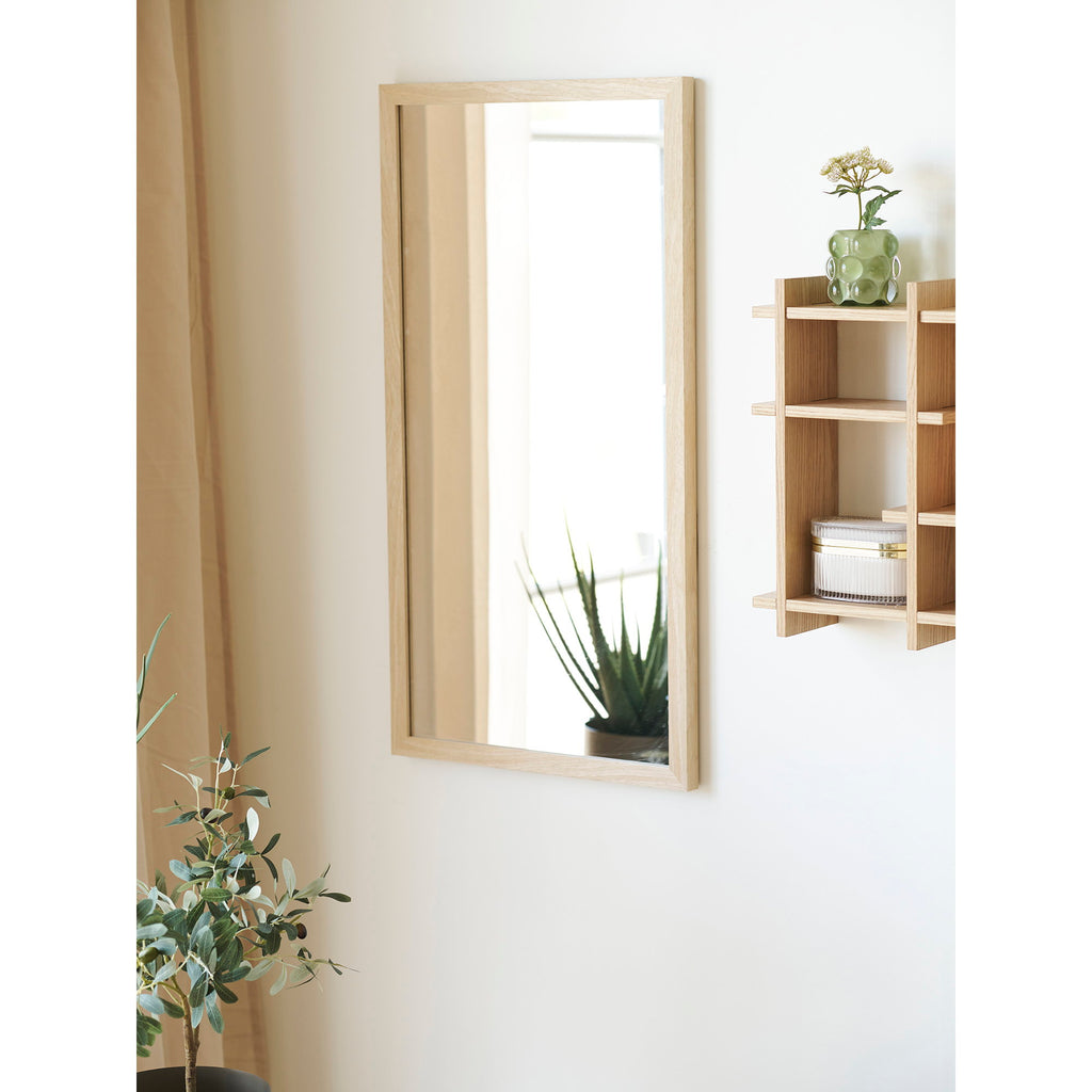 Miroir Scottsdale cadre bois naturel dans un couloir avec étagère murale bois