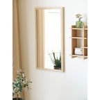 Miroir Scottsdale cadre bois naturel dans un couloir avec étagère murale bois