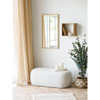 Miroir Scottsdale bois naturel au mur dans un salon pouf blanc style nordique